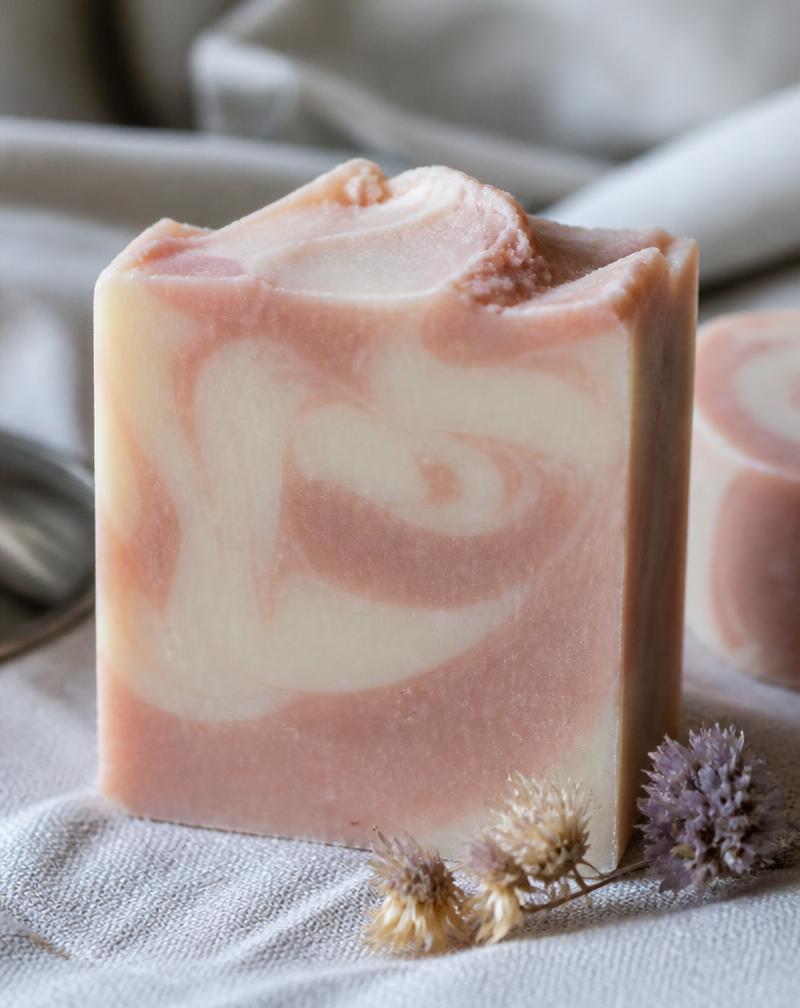 Sabonete artesanal rosa e creme com marmorizado delicado