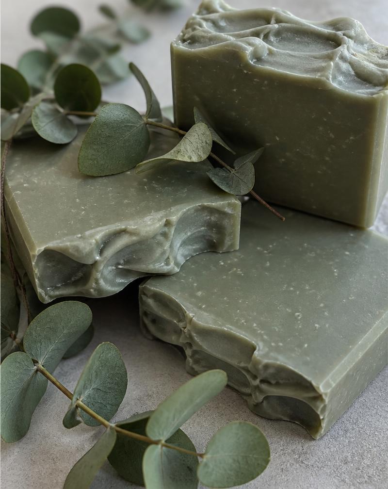 Sabonetes artesanais verdes com folhas de eucalipto
